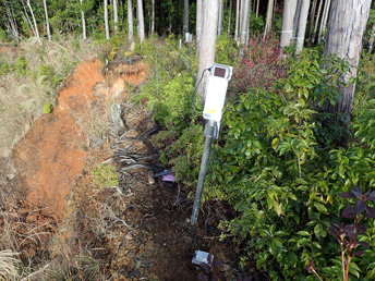 写真：滑落現場上部への設置状況➀  ※小型ソーラー付（試験中）